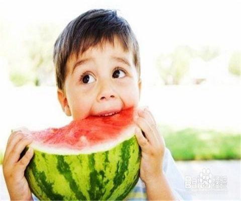 娱乐吃瓜酱小孩发疯,小孩发疯事件引发网友热议